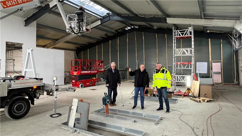 Blick in die Werkstatt: Gerd Bröhan (Mitte) führt die Bürgermeister Michael Eble und Matthias Riel über die Baustelle in Königreich.