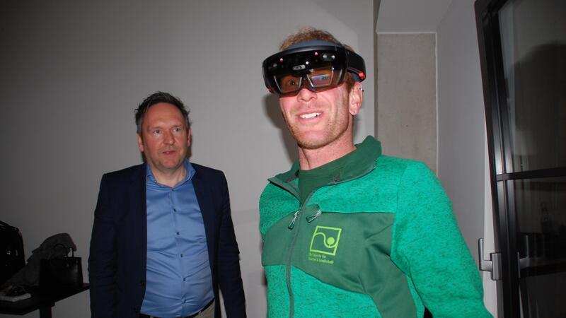Wie Apenser Betriebe den drängenden Problemen begegnen Blick in die Zukunft: Christoph Zecha, Garten- und Landschaftsbaumeister vom Apenser Betrieb Schöne Zeiten, testet eine Vitual Reality Brille, die Sven Samplatzki (links) vorstellte.