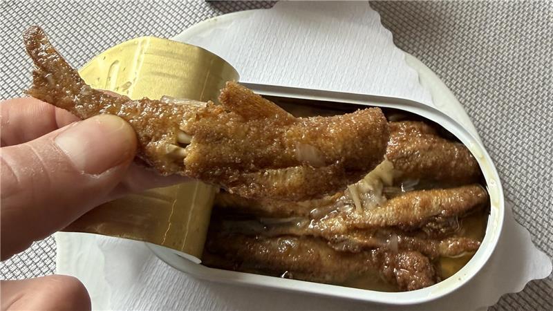 Cranz: Bei Fiete Kramer vom Gasthaus Zur Post kommt Stint in die Dose Blick in die geöffnete Dose mit dem Kramer-Stint.