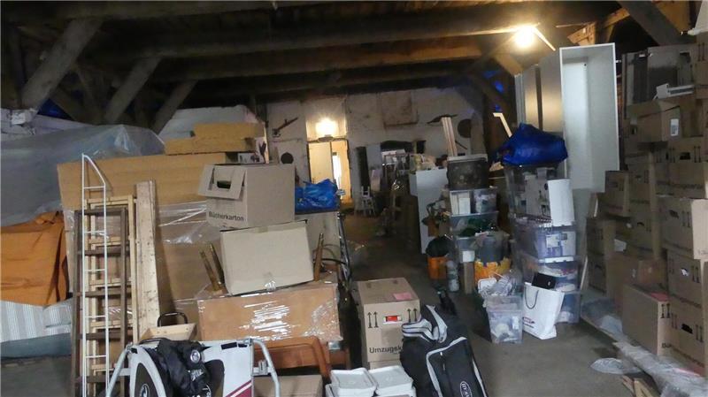 Aus Resthof wird „Klöördeel“: Das plant Familie Hucht in Drochtersen Blick in die künftige Klöördeel: Noch stapeln sich hier Umzugskartons und Haushaltsgegenstände der Familie sowie Arbeitsmaterialien. Die Diele mit mehr als 200 Quadratmetern soll künftig Platz bieten für Keramik-Malkurse und andere Kreativ-Veranstaltungen.