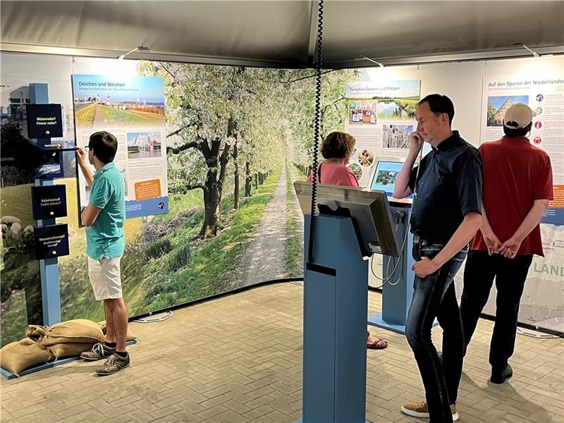 Interaktive Zeitreise durch Jorks Wasserbau-Geschichte Blick in die neue Ausstellung in der Durchfahrtsscheune. Foto: Vasel