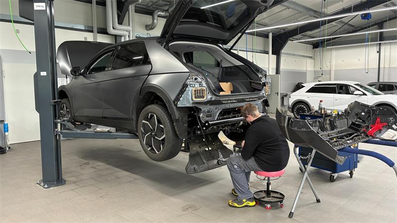 Sein Herz schlägt für den Buckel-Volvo: Autohaus Bröhan feiert treuen Mitarbeiter Blick in die neue Werkstatt.