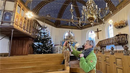 Blick in die sanierte Estebrügger Kirche: Bärbel Müller bereitet St. Martini für die Weihnachtsgottesdienste vor.