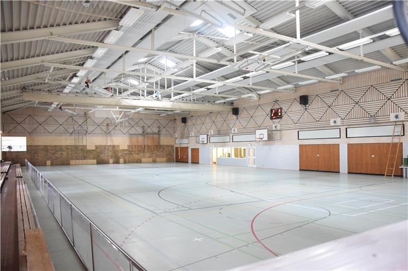 Blick in die sanierte Sporthalle in Steinkirchen. Fotos: Battmer