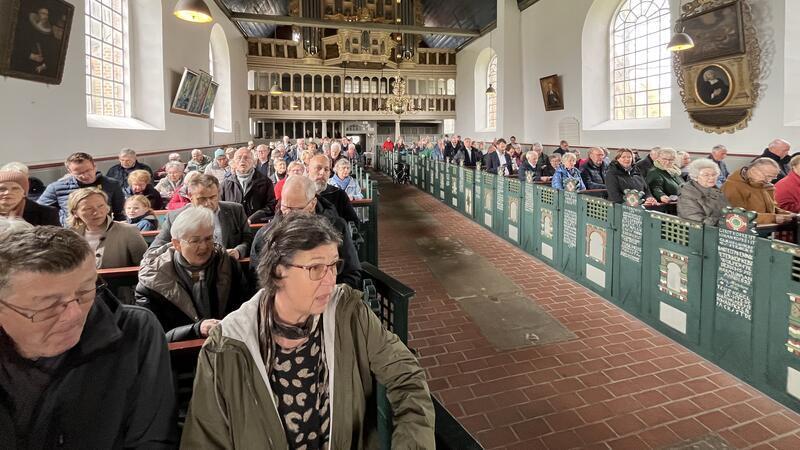 Blick in die voll besetzte Kirche beim 3. Europa-Tag in Jork.