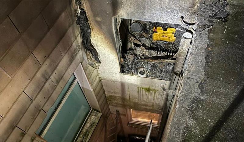 Blick in die vom Feuer zerstörte Wohnung.