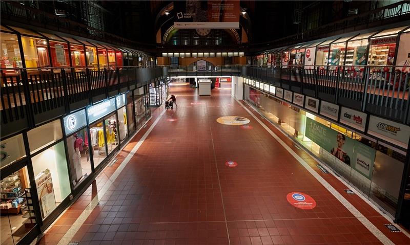 Betrunkener Dieb schläft nach Einbruch in Restaurant am Tatort ein Blick in die Wandelhalle im Hamburger Hauptbahnhof. Foto: Georg Wendt/dpa