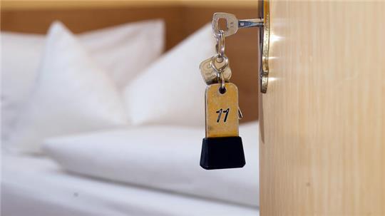 Blick in ein Hotelzimmer: In Stade zu übernachten wird 2025 teurer.
