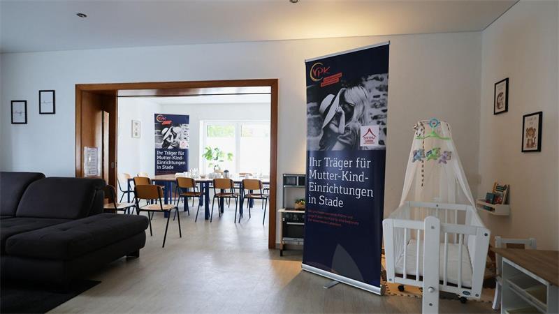 Blick in ein Wohn- und Aufenthaltszimmer im wiedereröffneten Mutter-Kind-Heim in der Dankersstraße.