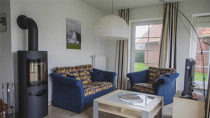 Alter Deichhof begeistert Urlauber an Nordseeküste Blick in ein Wohnzimmer im Wremer Wehldorf. Gemütlichkeit wird hier groß geschrieben.