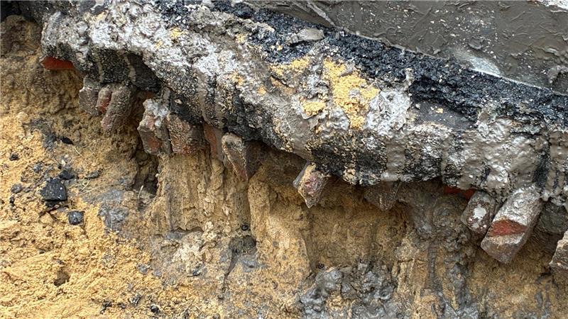 Pendler: Arbeiten in Cranz enden, doch nächste Sperrung steht bevor Blick in eine Baugrube: Unter der Fahrbahn von 1963/2012 ist das alte Pflaster der Straße Estedeich in Cranz zu sehen.
