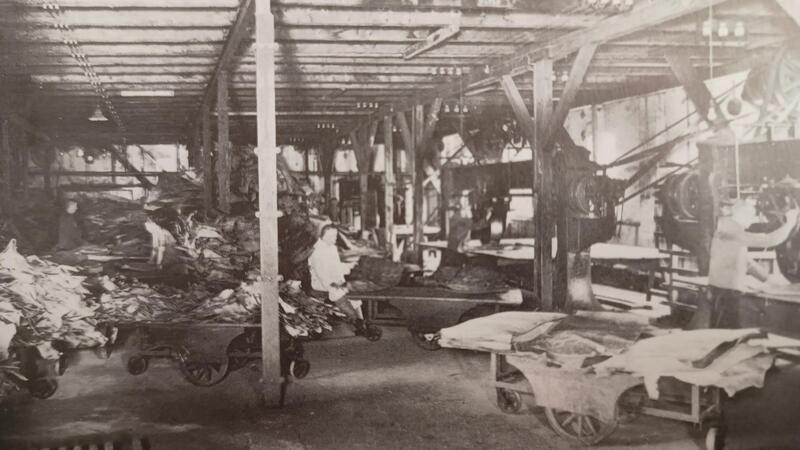 Führung und Kreativwerkstatt zum Thema Transformation im Buxtehude Museum Blick in eine Buxtehuder Ledermanufaktur um 1900.