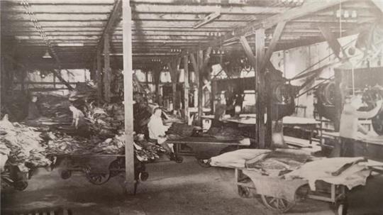 Blick in eine Buxtehuder Ledermanufaktur um 1900.