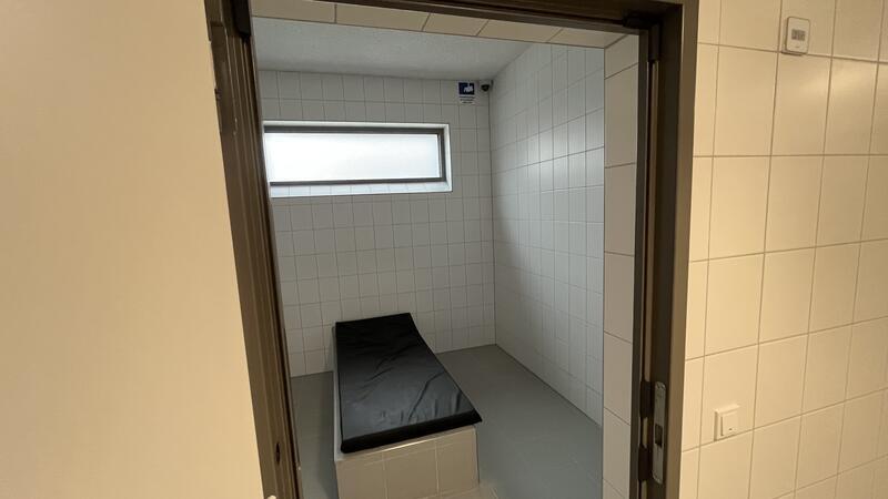 Blick in eine Gewahrsamszelle der neue Polizeiwache in der Teichstraße in Stade.