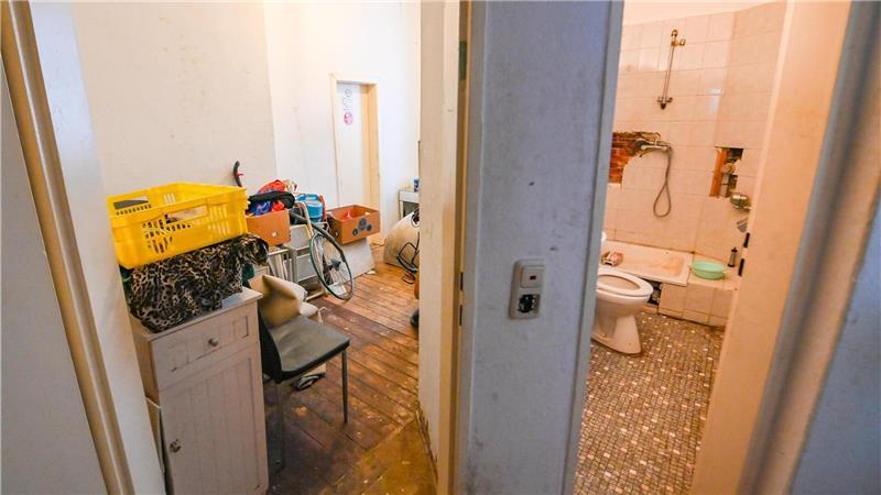 Blick in eine bewohnte Wohnung: Die Mieter erlauben den Zutritt. Vieles ist abgewohnt und defekt, aber Heizung und Wasser gibt es.