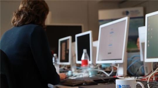 Blick in einen Raum des Landeskriminalamts Nordrhein-Westfalen (LKA NRW): Bei einer Aktion gegen sogenanntes Cybergrooming geben sich LKA-Mitarbeiter als Kinder aus und chatten mit Personen über Plattformen und Soziale Netzwerke.