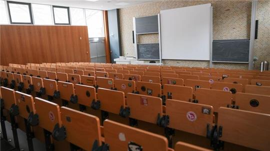 Blick in einen leeren Hörsaal im Philosophenturm auf dem Campus der Universität Hamburg.