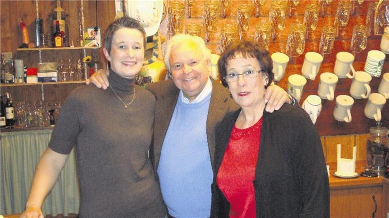 „Alte Luneschleuse“: Besitzer wollen Ausflugslokal in Bremerhaven verkaufen Blick ins Archiv: Eckhart Witzigmann (Mitte) mit Ute Golasowski (rechts) und Tochter Sandra Pallentin (r.) in der „Alten Luneschleuse“ im Jahr 2010.