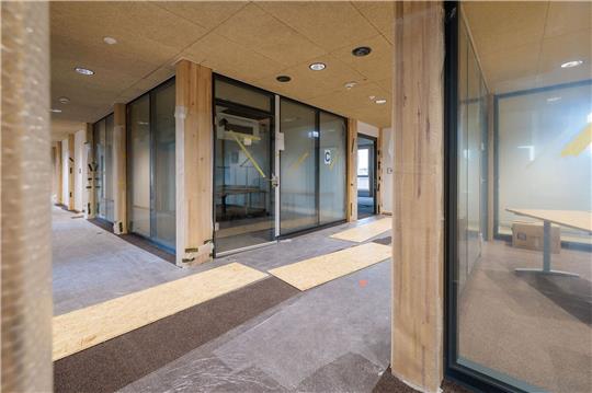 Blick ins Innere des neuen Gebäudes der Kreisverwaltung Mainz-Bingen. Der Neubau hat eine Holzfassade und ist auch im Inneren zu großen Teilen aus Holz.