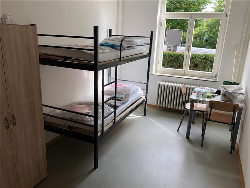 Blick ins Zimmer für Ukraine-Flüchtlinge: Es ist spartanisch eingerichtet, bietet aber Privatsphäre.