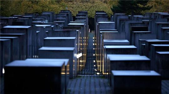 Blick über das Stelenfeld des Mahnmals für die ermordeten Juden Europas: Der Bundestag hatte die Errichtung am 25. Juni 1999 nach jahrelangen Debatten gebilligt.