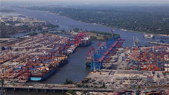 Blick über den Hafen von Hamburg.