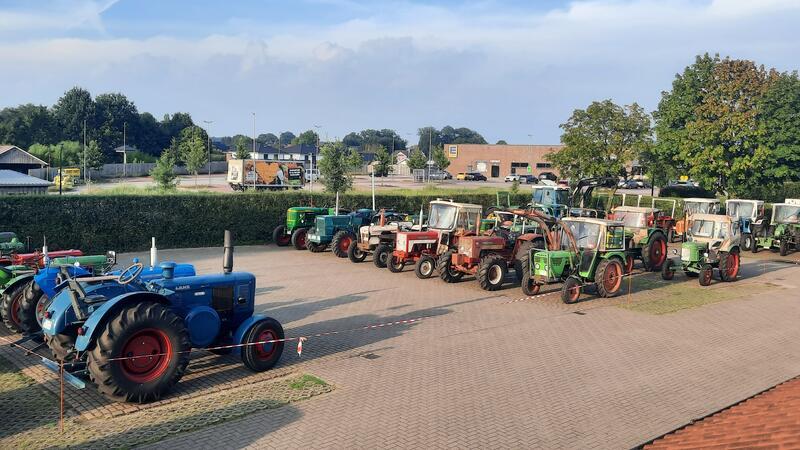 Schnapsidee: Mit dem Porsche in Ahlerstedt zum halben Preis essen Blick über den Parkplatz: Im Piesel, Ahlerstedts Kultkneipe, wird gespeist, die Oldtimer warten auf ihre Fahrer.