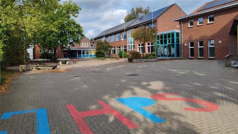 Blick über den Schulhof der Johann-Hinrich-Pratje-Schule.