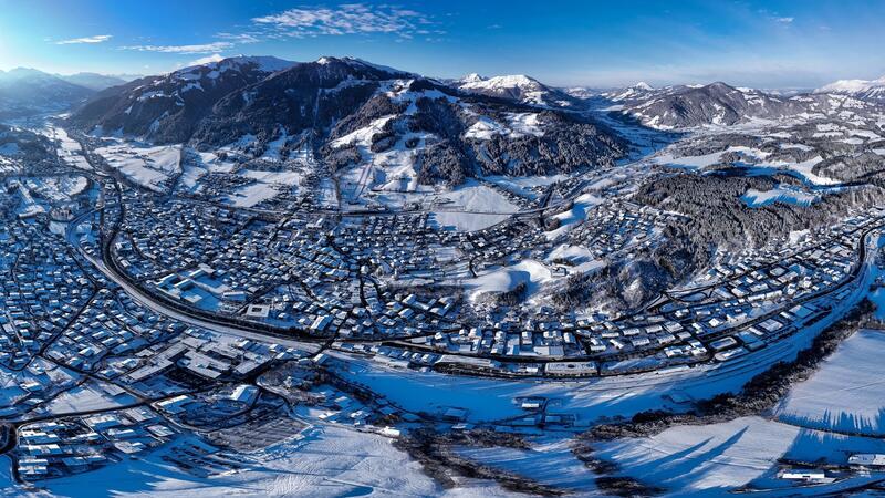 Start der ersten Streif-Abfahrt wetterbedingt verschoben Blick über den Wintersportort Kitzbühel.