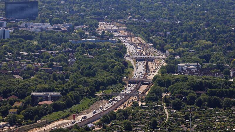 Blick über die Baustelle für den Lärmschutzdeckel der Autobahn A7.
