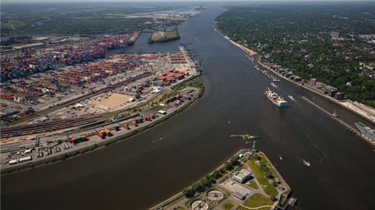 Blick über die Elbe im Hafen von Hamburg.