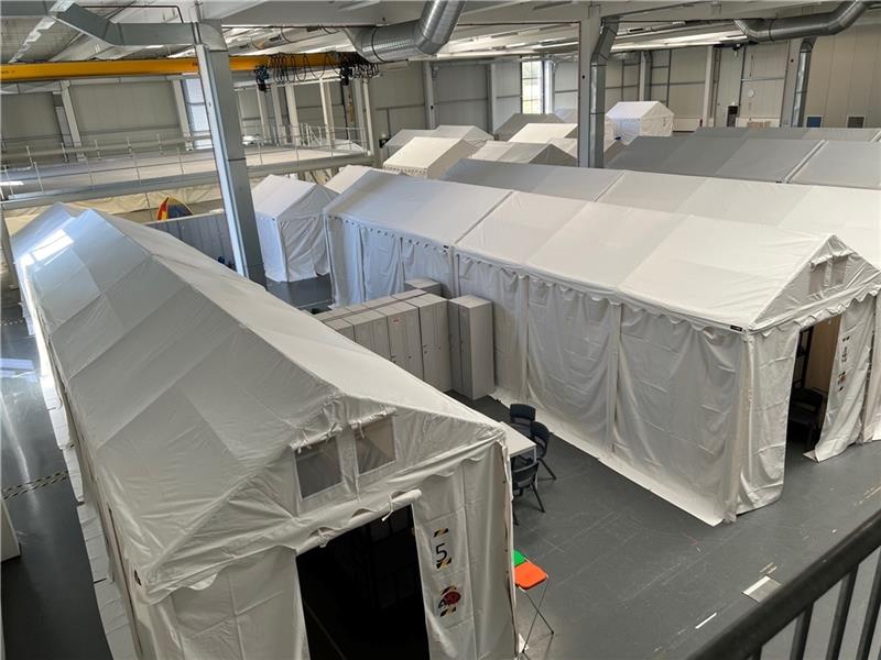 Weshalb dem Kreis Stade erstmal keine Flüchtlinge mehr zugewiesen werden Blick über die Zelte in der Halle in Stade-Ottenbeck. Foto: Landkreis Stade