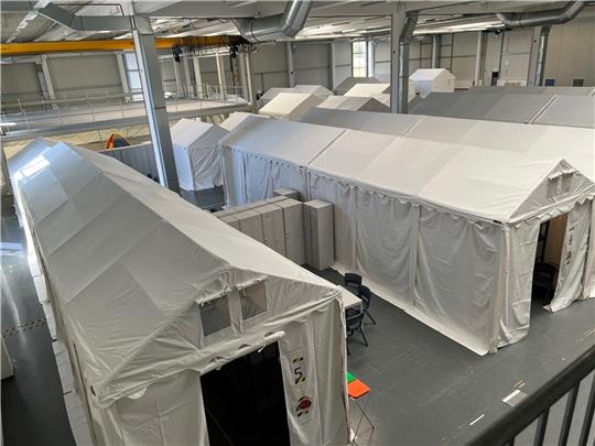 Blick über die Zelte in der Halle in Stade-Ottenbeck. Foto: Landkreis Stade