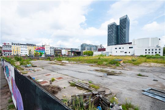 Blick über die von einem Bauzaun geschützte Brachfläche am Spielbudenplatz. 2014 wurden die berühmten Esso-Häuser an der Hamburger Reeperbahn abgerissen. Seither liegt das Areal brach. Die Initiative Esso-Häuser hat den Plan der Bayerischen Hausbau zum Verkauf des seit Jahren brachliegenden Paloma-Viertels im Herzen von St. Pauli als Hinhaltetaktik kritisiert. Foto: Jonas Walzberg/dpa