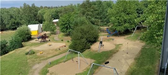 Blick vom Aussichtsturm auf den Sport- und Freizeitpark in Nottensdorf: Teilflächen sollen schnell wieder geöffnet werden, ein Gesamtkonzept wird erarbeitet. Foto: Lohmann