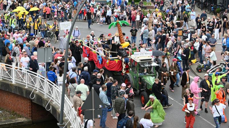 Plattdeutsch und Lehramt: Das ist die neue Altländer Blütenkönigin Linn Schuback Blick vom Balkon der Drogerie Hubert auf den Blütencorso.