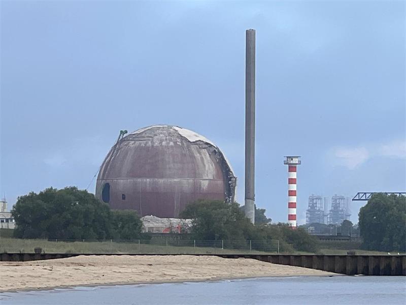 Donnerschlag am AKW Stade: 80 Meter hoher Kamin wird gesprengt Blick vom Bassenflether Strand auf das Kernkraftwerk. Der Rückbau schreitet voran.