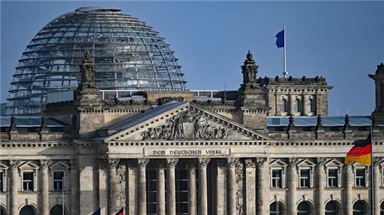 Blick vom Bundeskanzleramt auf die Kuppel von dem Reichstagsgebäude mit dem Bundestag. Der Bundestag hat das Digitale-Dienste-Gesetz beschlossen.