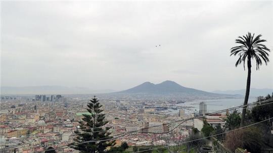 Blick vom Castel Sant’Elmo auf die Stadt und den Vulkan Vesuv.