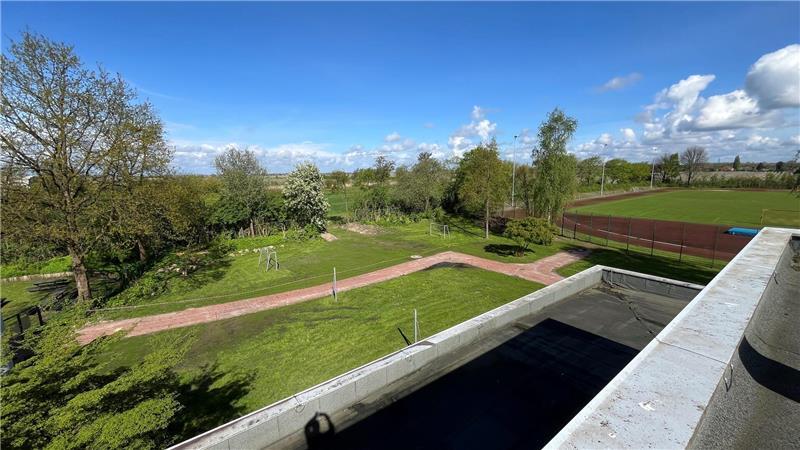 Blick vom Dach der Oberschule: Auf dieser Fläche entsteht die neue Grundschule in Jork.