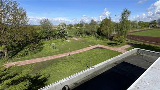 Blick vom Dach der Oberschule Jork auf das Grundstück der zukünftigen Grundschule, die im Frühjahr 2027 fertig sein soll. Rechts der bestehende Sportplatz samt Laufbahn.