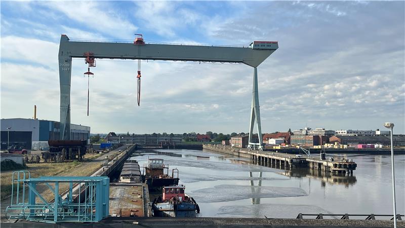 Blick vom Elbdeich auf die Sietas-Werft in Neuenfelde mit dem denkmalgeschützten Jucho-Kran.