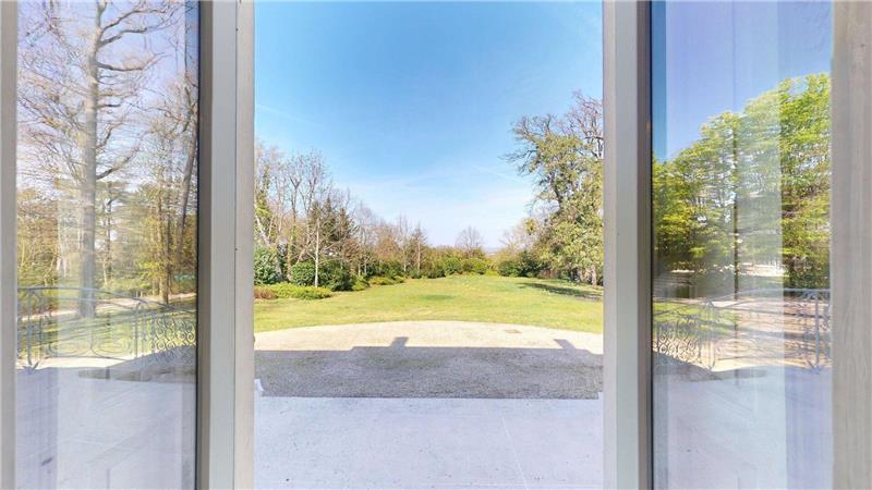Lagerfelds Haus: Eine Nacht bewohnt – jetzt wird es verkauft Blick vom Empfangsbereich des Hauptgebäudes auf den weiträumigen Park des Anwesens von Karl Lagerfeld.