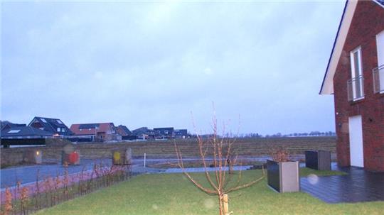 Blick vom Ende des Pappelweges auf die Häuser vom ersten Bauabschitt (links), rechts davon der zweite Bauabschnitt.