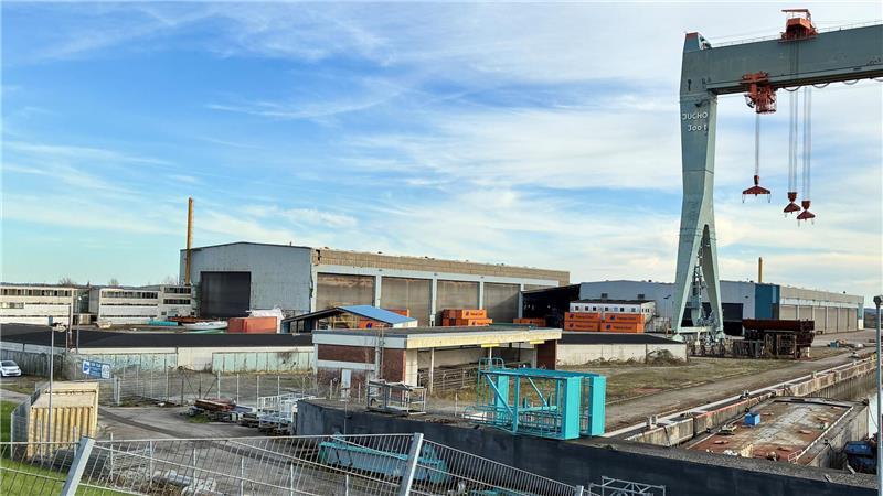 Blick vom Este-Sperrwerk auf die sanierungsbedürftigen Schiffbauhallen der Sietas-Werft. Vorne rechts sind die Reste des russischen Eisbrechers zu sehen.