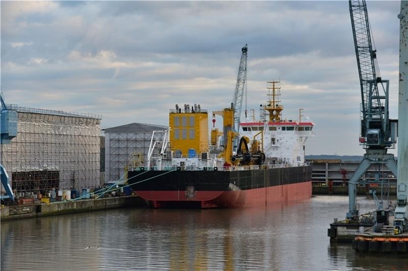 Blick vom Este-Sperrwerk ins Dock bei Pella Sietas an der Este: Hier wird der Laderaumsaugbagger „Osteriff“ jetzt weiter ausgebaut. Fotos: Beneke