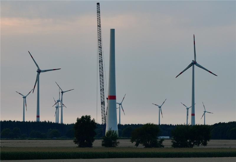 Blick vom Forstort Linah auf den Windpark : Die Anlagen entstehen entlang der Landesstraße 124 unweit des Schießstandes. Foto Beneke
