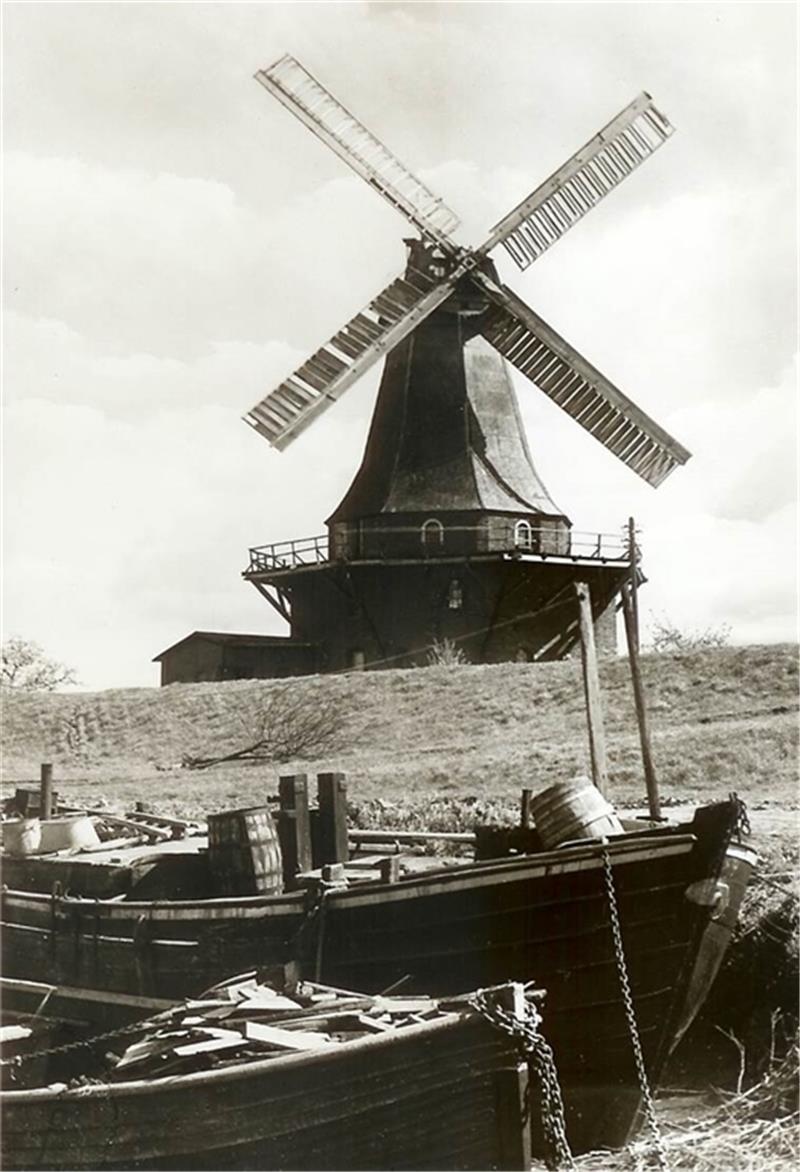 Sorgen um Borsteler Mühle: Sie sinkt immer tiefer Blick vom Hafen auf die Borsteler Mühle vor 1962. Foto: Altländer Archiv