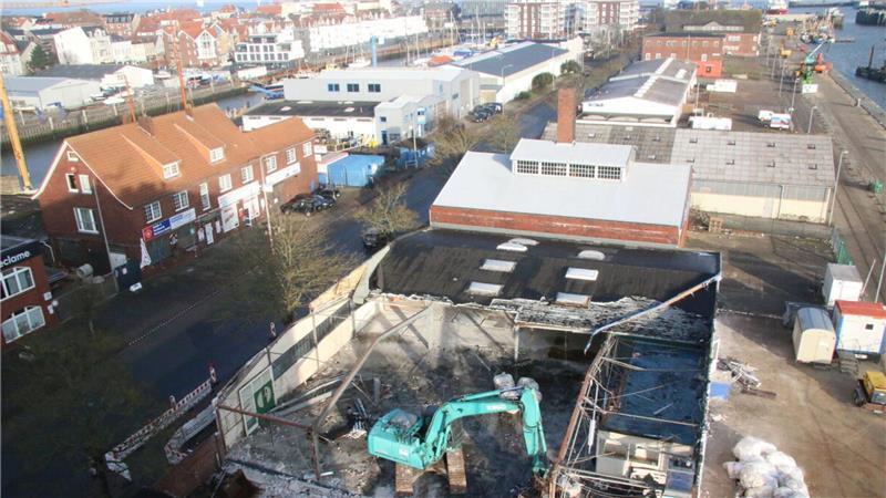 Blick vom Havenhostel auf die Abrissstelle: Bagger und Trümmer markieren das Ende eines fast 20 Jahre alten Mietvertrags.