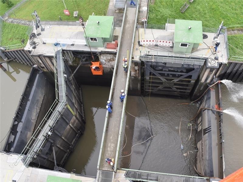 Blick vom Kran auf das Innere Este-Sperrwerk des Wasserstraßen- und Schifffahrtsamts Hamburg in Cranz: Ganz außen sind links und rechts die zwei fast 72 Tonnen schweren Revisions- beziehungsweise Notverschlüsse zu sehen. Das linke Tor ist g